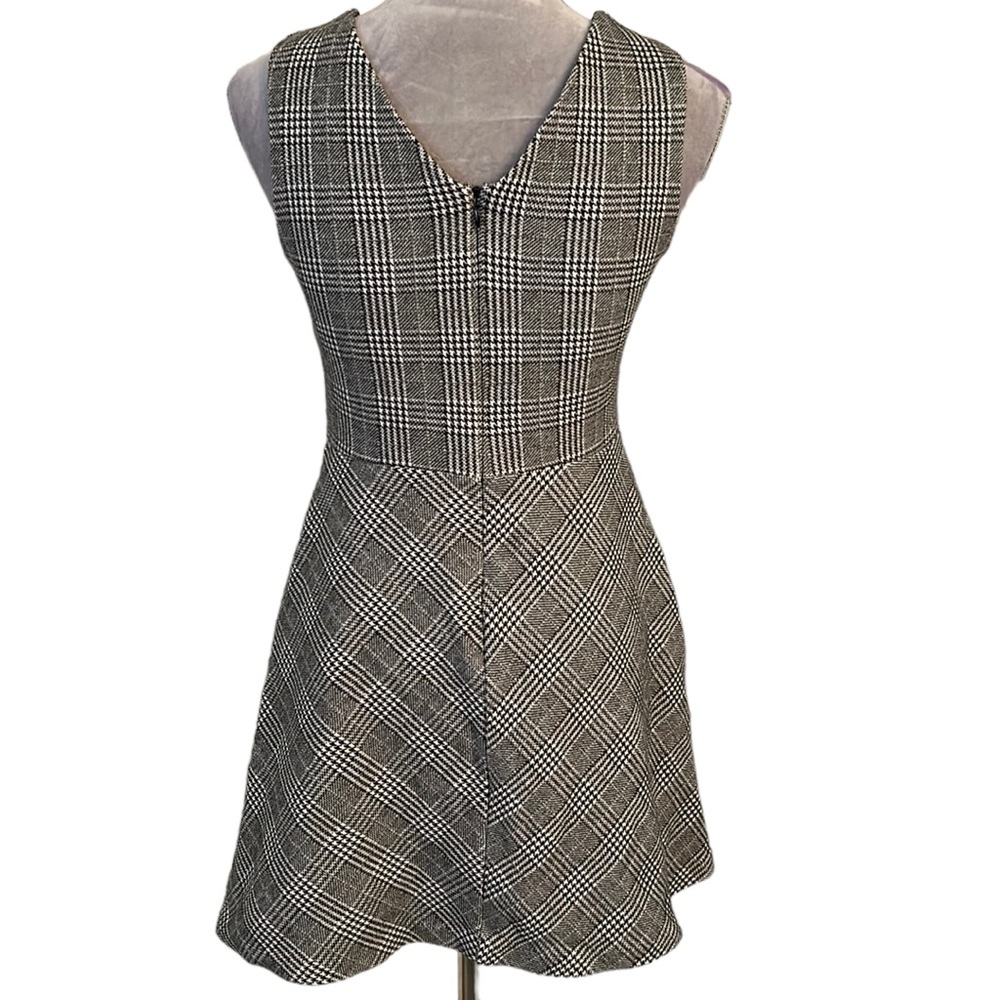 🔥Banana Republic plaid mini dress. Black and white, v-neck, sleeveless. Size 6 - Picture 2 of 9